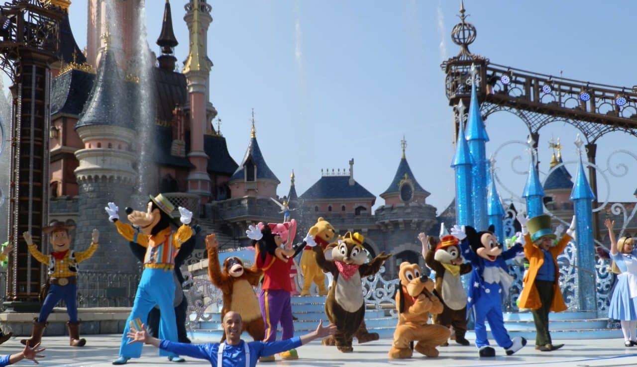 Mickey Presente Joyeux Anniversaire Disneyland Paris 3 Lili